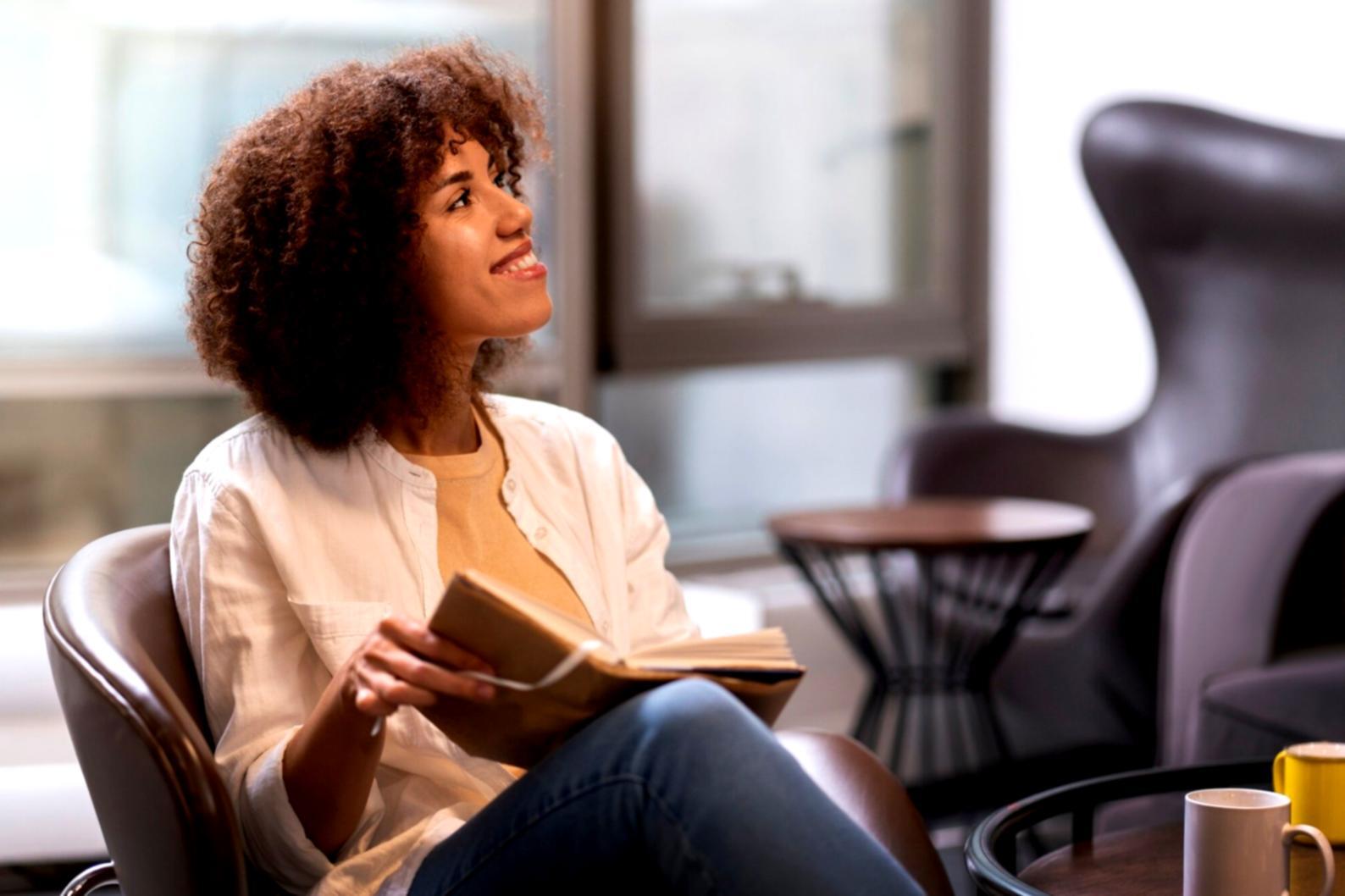 Espace de travail optimisé pour l'apprentissage à distance avec bureau organisé et éclairage naturel